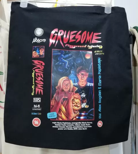 Sacosa neagra gruesome